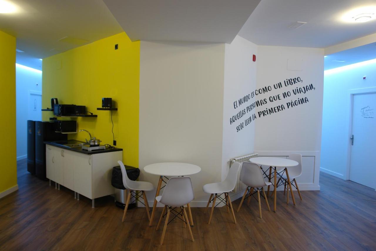 Hostel Trovadores Burgos Bagian luar foto