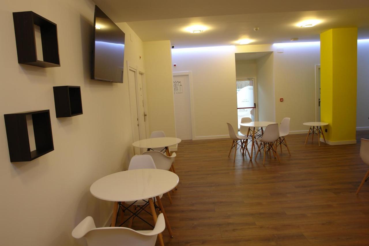 Hostel Trovadores Burgos Bagian luar foto