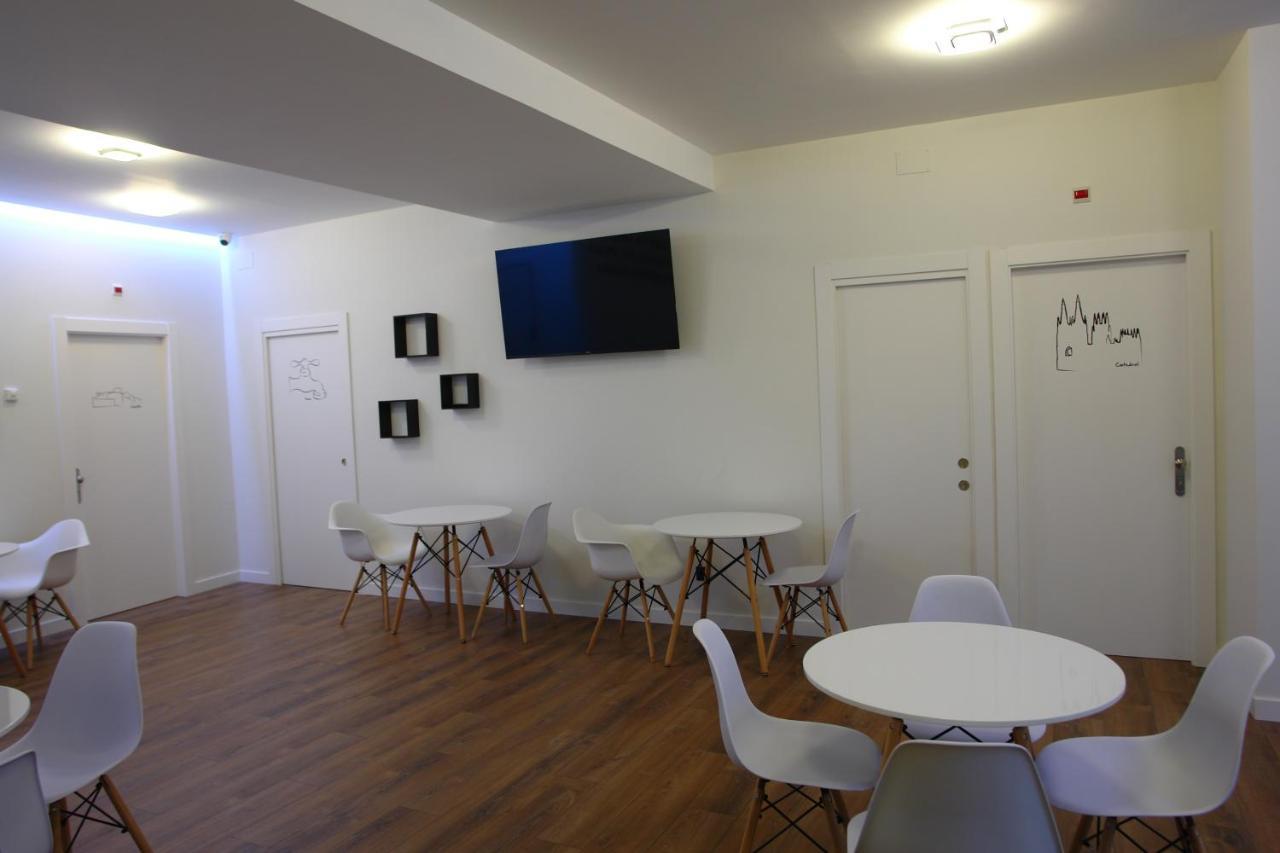 Hostel Trovadores Burgos Bagian luar foto