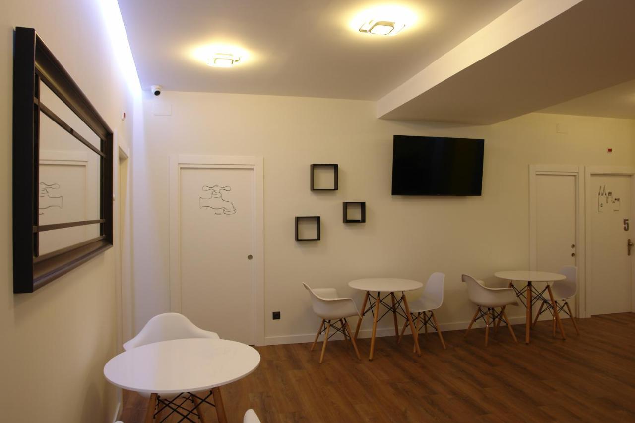 Hostel Trovadores Burgos Bagian luar foto