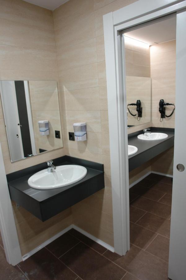 Hostel Trovadores Burgos Bagian luar foto