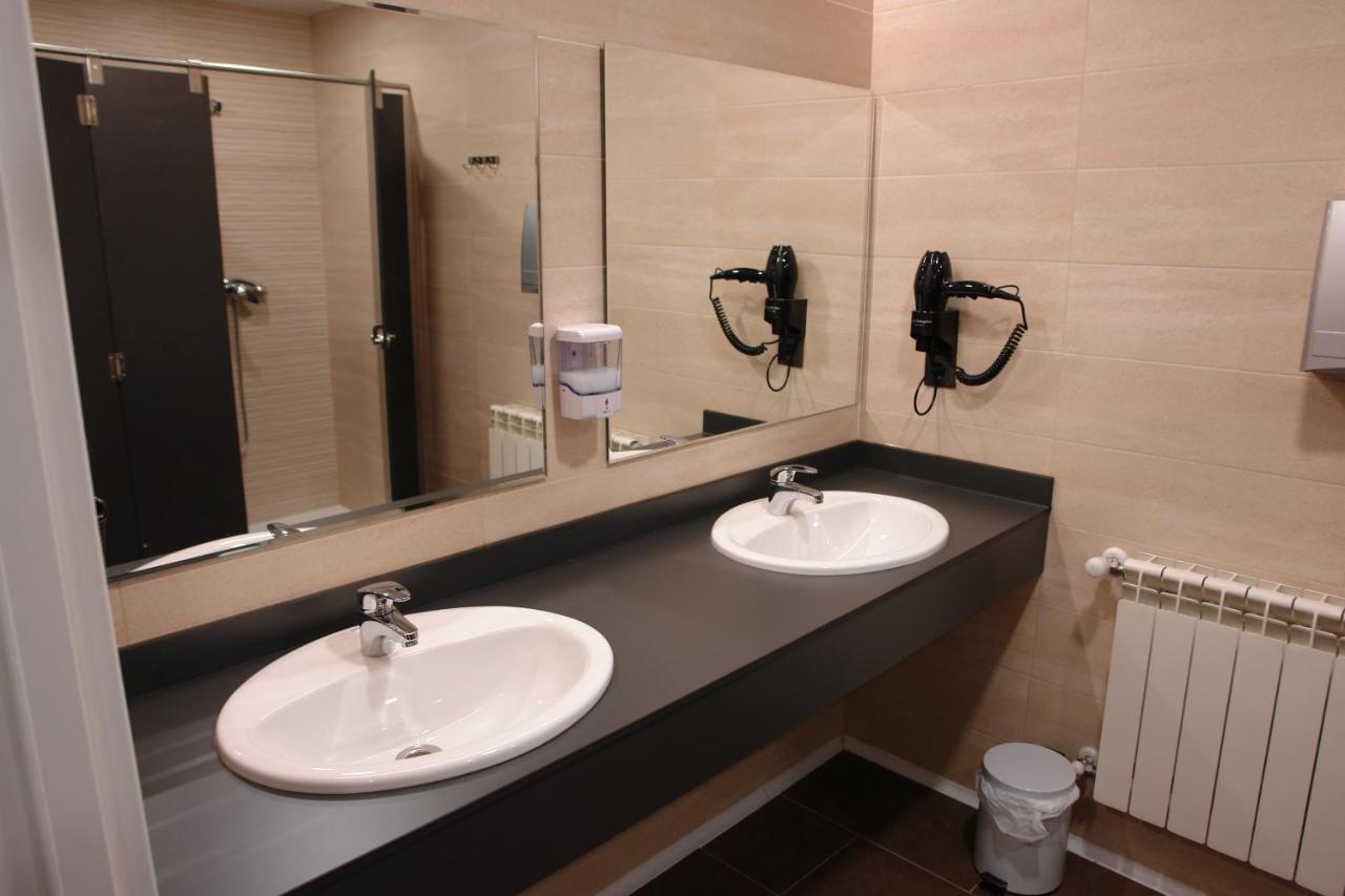 Hostel Trovadores Burgos Bagian luar foto