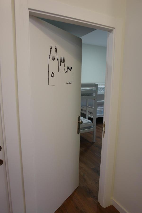 Hostel Trovadores Burgos Bagian luar foto