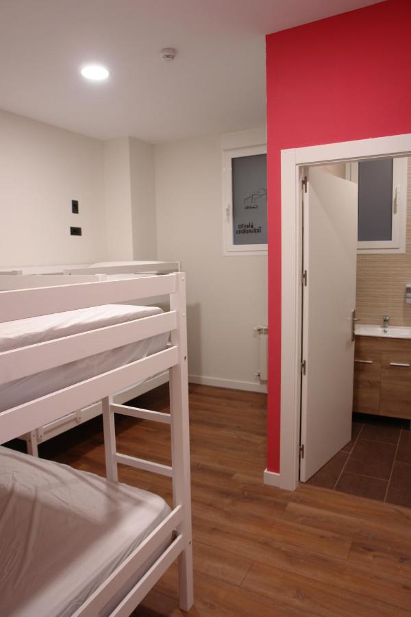 Hostel Trovadores Burgos Bagian luar foto