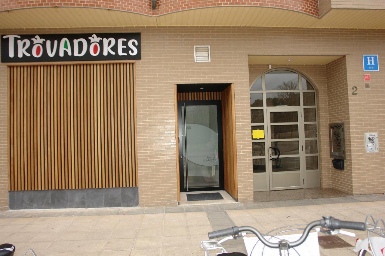 Hostel Trovadores Burgos Bagian luar foto