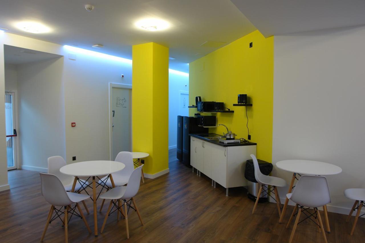 Hostel Trovadores Burgos Bagian luar foto