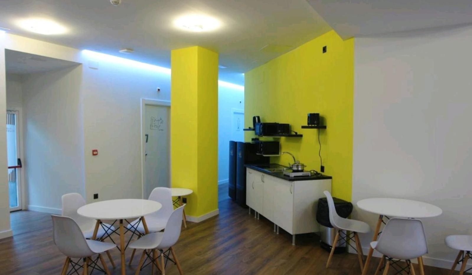 Hostel Trovadores Burgos Bagian luar foto